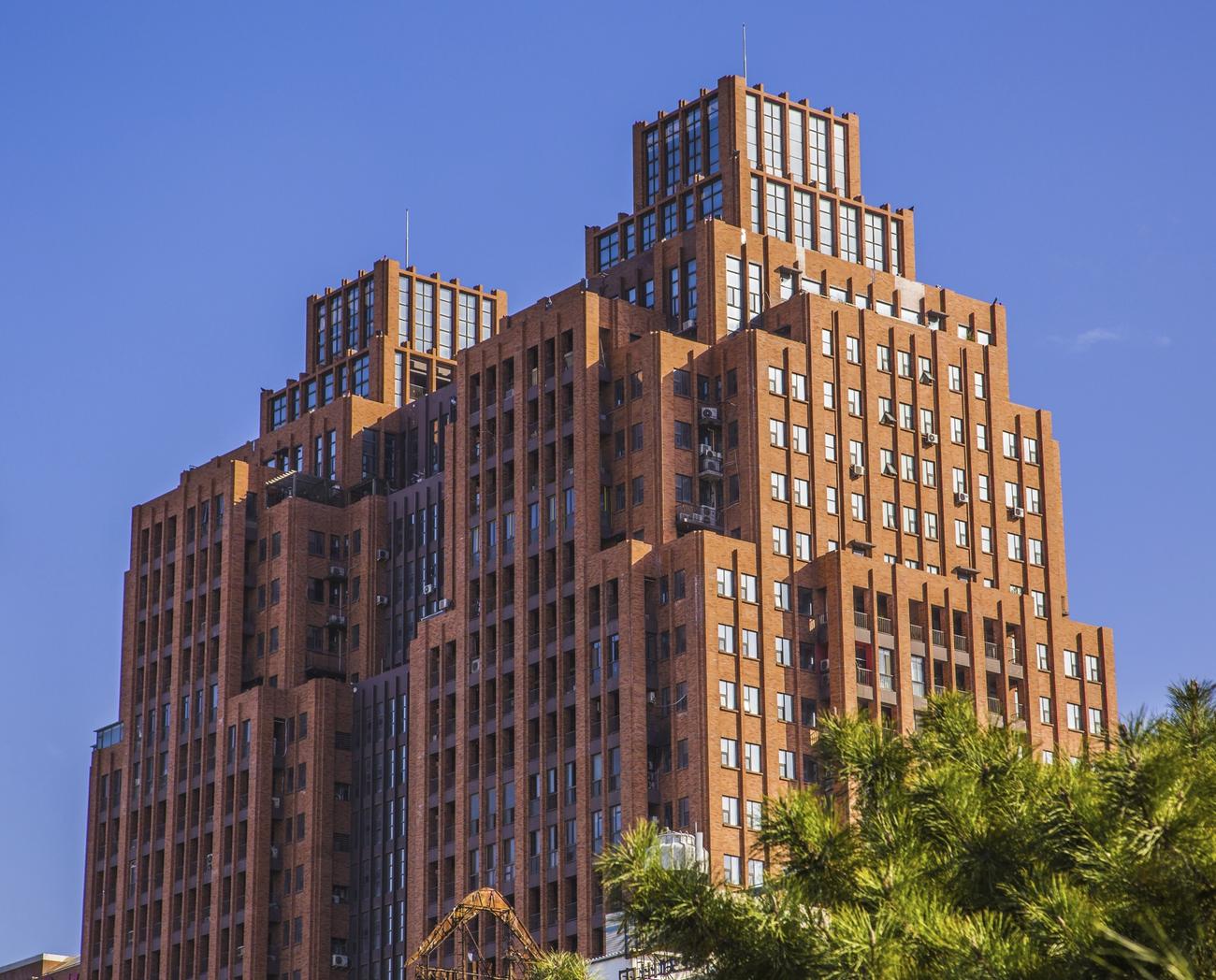 Apartment building, urban architecture. Free public domain CC0 image